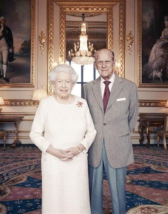 Kỷ niệm đám cưới bạch kim, Nữ hoàng Anh Elizabeth tung bộ ảnh chân dung tuyệt đẹp-1