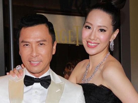 HOT: Tài tử 'Trùm Hương Cảng' Chân Tử Đan đưa vợ tới Hội An nghỉ dưỡng, hào hứng thưởng thức phở và bánh mì