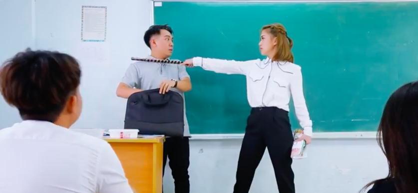 Hóa thân thành thầy cô bá đạo, Phở Đặc Biệt và Ngọc Thảo khiến người xem thích thú trong vlog mới-1