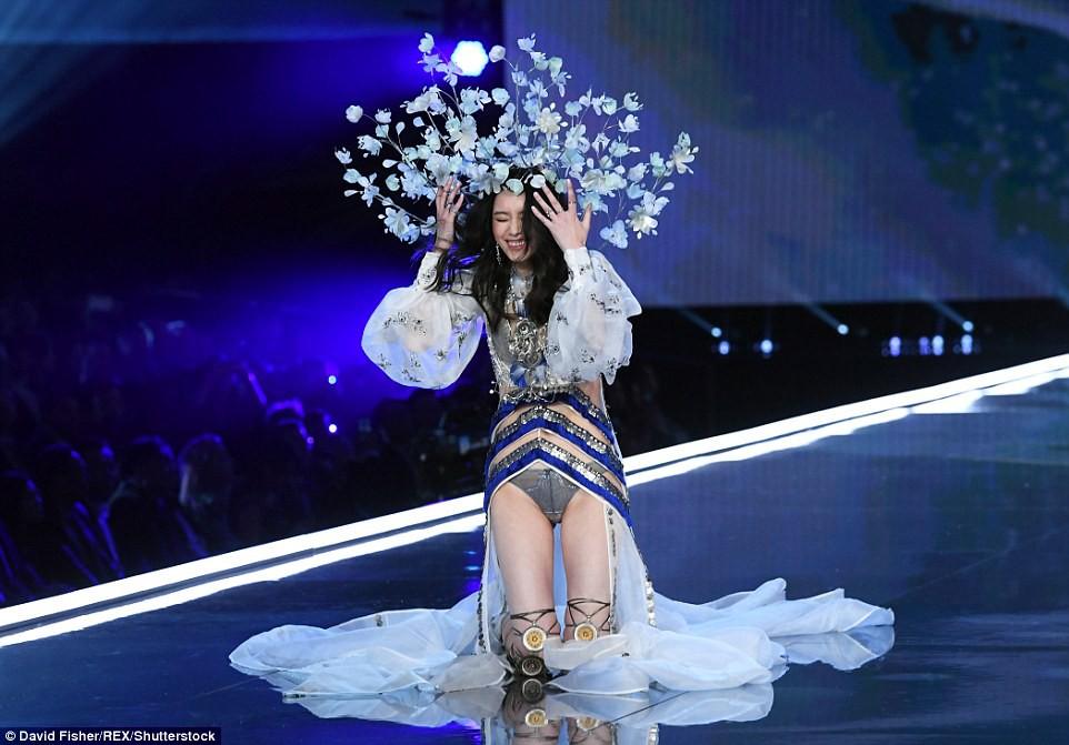 Cú vồ ếch lịch sử của show nội y Victorias Secret: Siêu mẫu xứ Trung ngã sấp mặt-2