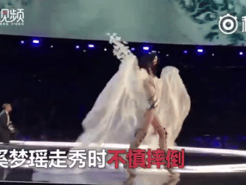 Cú 'vồ ếch' lịch sử của show nội y Victoria's Secret: Siêu mẫu xứ Trung ngã sấp mặt