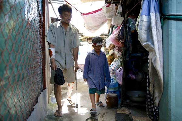 Ông bố nông dân Lương Mạnh Hải la hét hoảng loạn khi bị cua kẹp-7