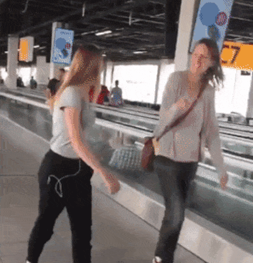 Khi các thanh niên thấy đi thang cuốn quá nhàm chán-2