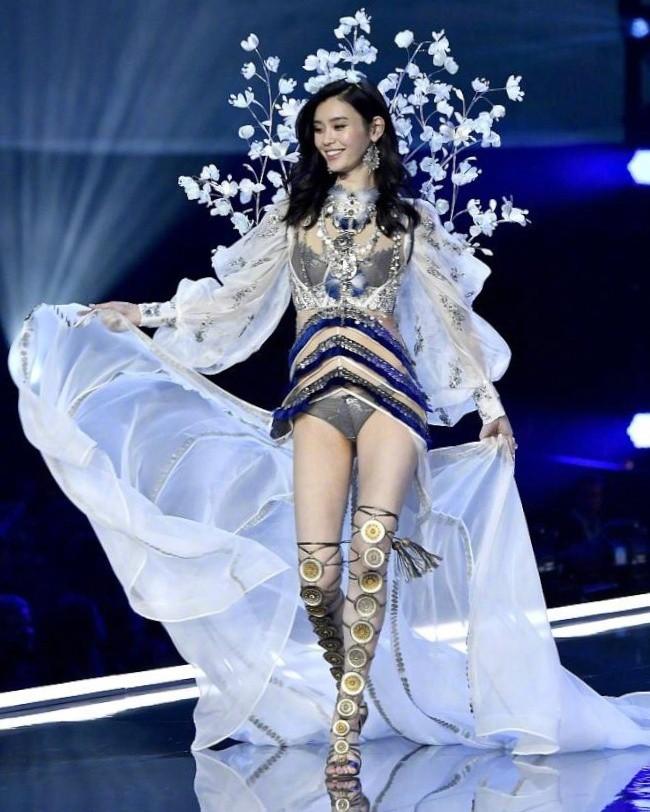 Lộ ảnh cổ chân sưng to, tấy đỏ của Ming Xi sau cú ngã trời giáng tại Victorias Secret Fashion Show-1
