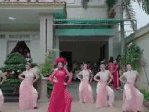 Cô dâu cùng dàn bê tráp 'quẩy quên lối' trên nền nhạc phim 'Cô Ba Sài Gòn'
