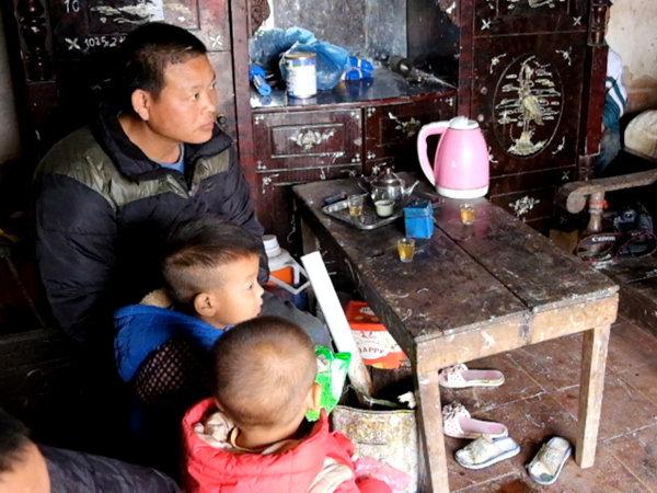 Vợ mất khi đang mang thai, ông bố Hưng Yên gà trống gồng mình nuôi 8 con thơ-1