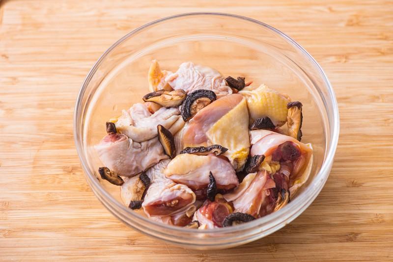 4 bước siêu nhanh có ngay gà hấp nấm thơm lừng cho bữa tối-2