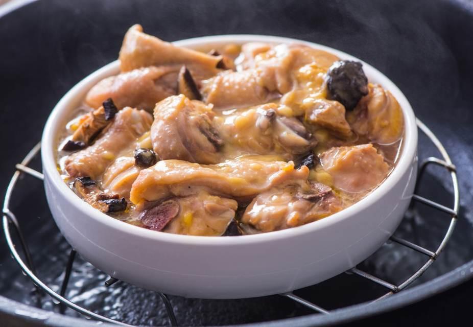 4 bước siêu nhanh có ngay gà hấp nấm thơm lừng cho bữa tối-3