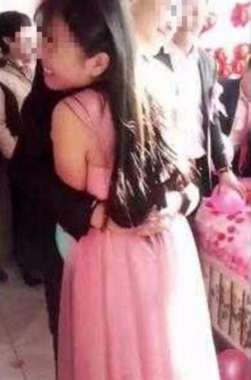 Chú rể ôm phù dâu xinh đẹp khiến cô dâu đòi hủy hôn trong đám cưới-2