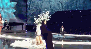 Cử chỉ xuất sắc của Gizele Oliveira sau khi Ming Xi ngã nhận được cơn mưa lời khen từ cư dân mạng-1