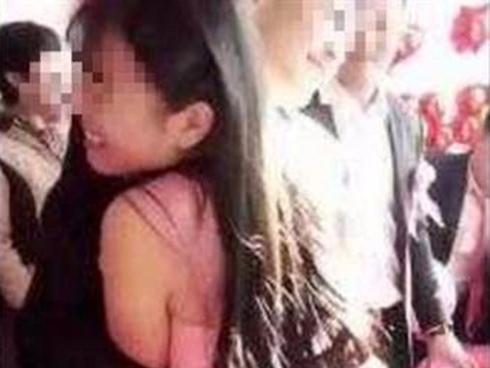 Chú rể ôm phù dâu xinh đẹp khiến cô dâu đòi hủy hôn trong đám cưới