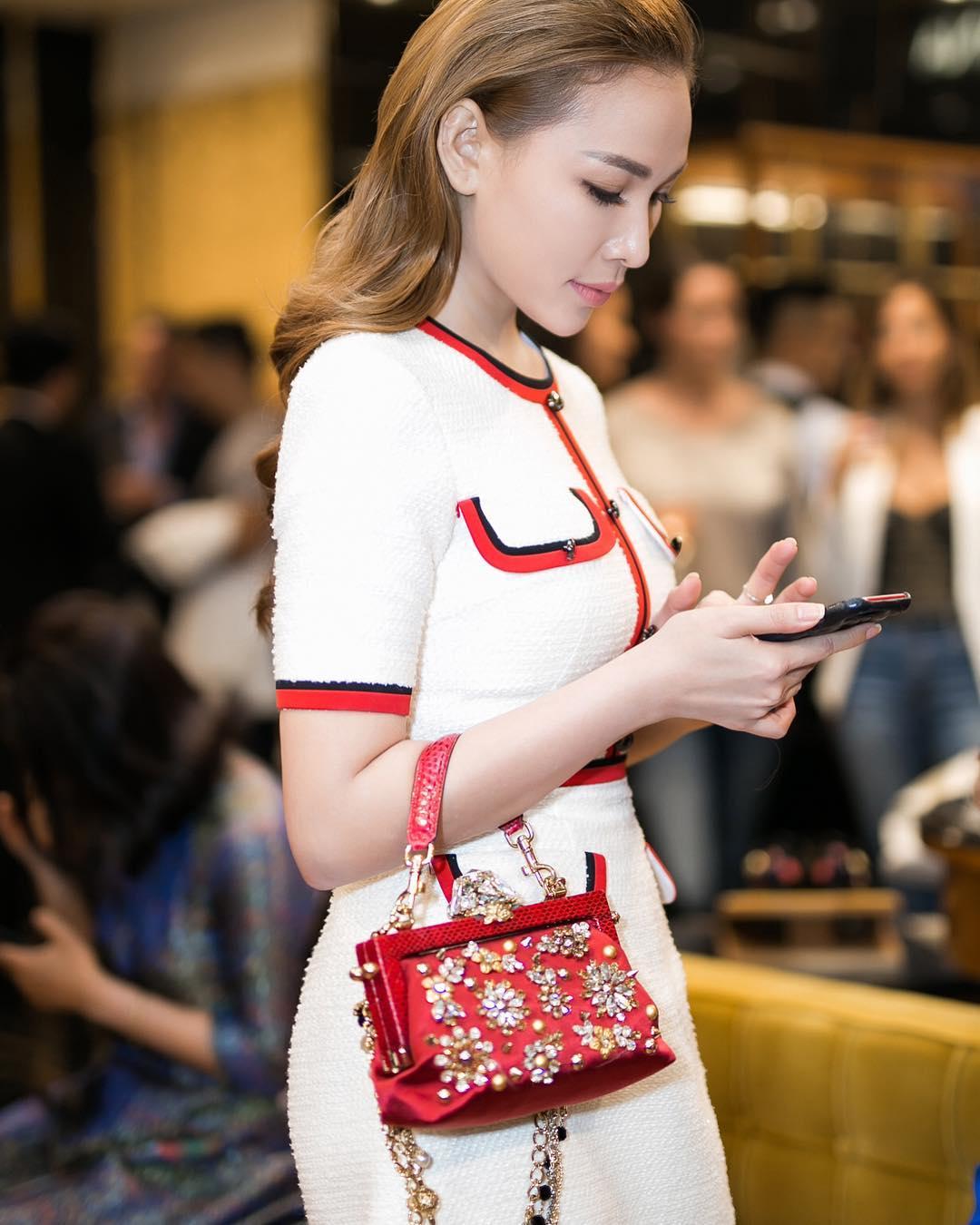 Tin sao Việt: Diễn viên Vân Trang rát mặt vì bị chồng ném thẳng cục tiền-11