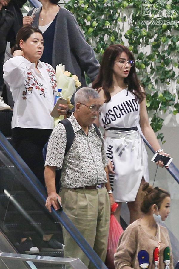 So Ji Sub mặc áo rộng thùng thình, che kín mặt, xuất hiện chớp nhoáng khi đến Việt Nam-1