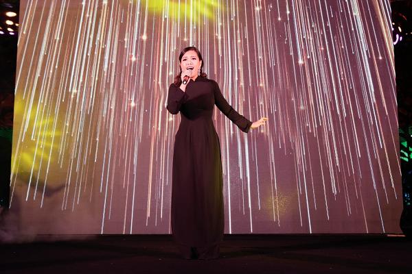 365 bất ngờ tái hợp diễn lại hit triệu view trong đại nhạc hội của Cô Ba Sài Gòn-11