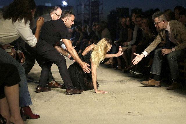 Những cú vồ ếch để đời khiến người mẫu không đủ dũng cảm nhìn lại-6