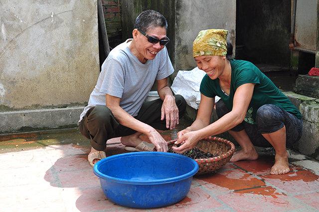 Câu chuyện về tình chị, duyên em cảm động của người thương binh mù lòa-3