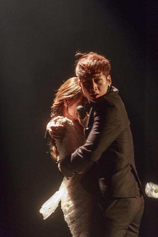 Hari Won bị khán giả quay lưng, ném chai lên sân khấu trong tập 4 của Thiên Ý-8