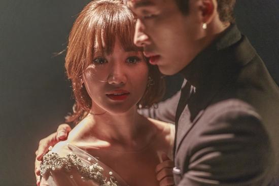 Hari Won bị khán giả quay lưng, ném chai lên sân khấu trong tập 4 của Thiên Ý-9