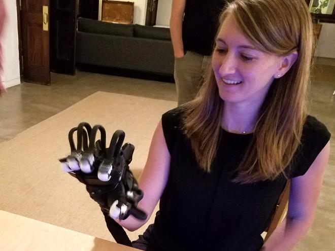 Điều kỳ diệu đến từ găng tay thực tế ảo thực tế nhất thế giới-3