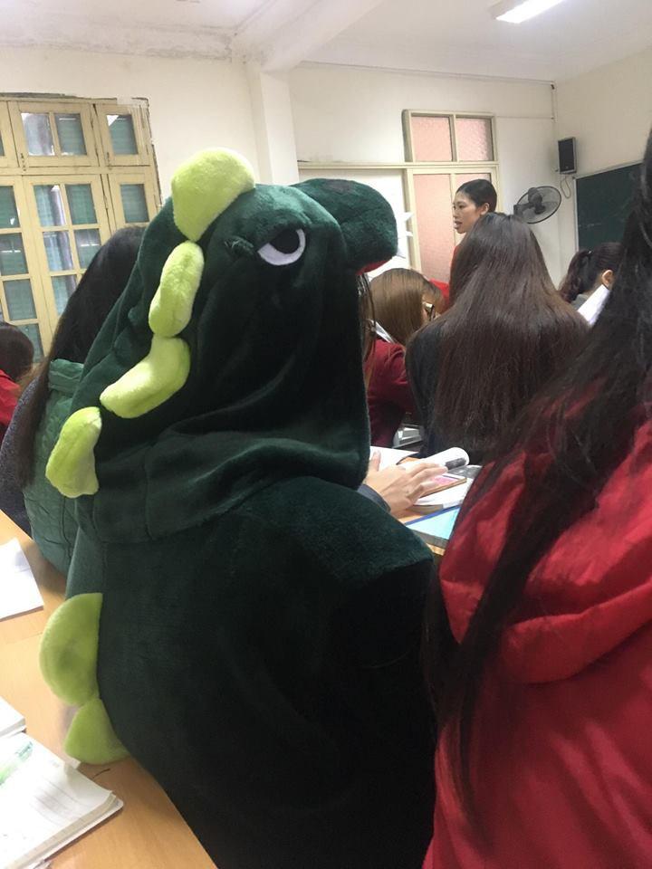 Cô bạn mặc đồ khủng long tới lớp: Trời lạnh chỉ là chuyện nhỏ thôi!-4