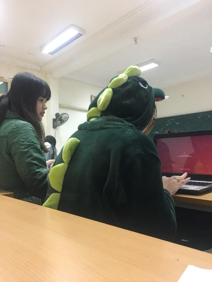 Cô bạn mặc đồ khủng long tới lớp: Trời lạnh chỉ là chuyện nhỏ thôi!-5