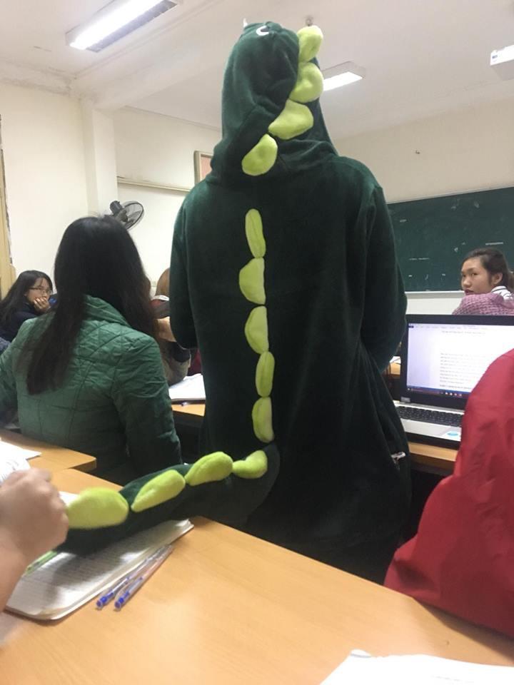 Cô bạn mặc đồ khủng long tới lớp: Trời lạnh chỉ là chuyện nhỏ thôi!-3