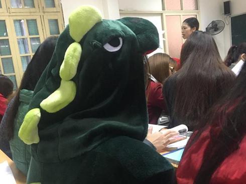 Cô bạn mặc đồ khủng long tới lớp: Trời lạnh chỉ là chuyện nhỏ thôi!