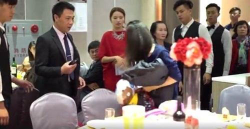 Bị phát hiện ăn chùa đám cưới, gái trẻ xấu hổ đập phá cả tiệc cưới-3