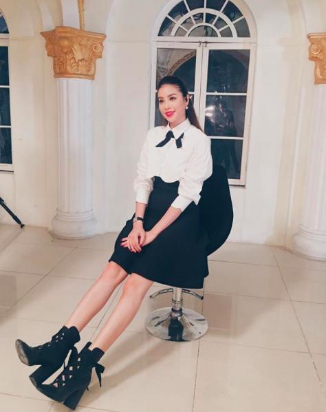 Đến lượt Phạm Hương khoe tủ giày hiệu gần 100 đôi hoành tráng-5