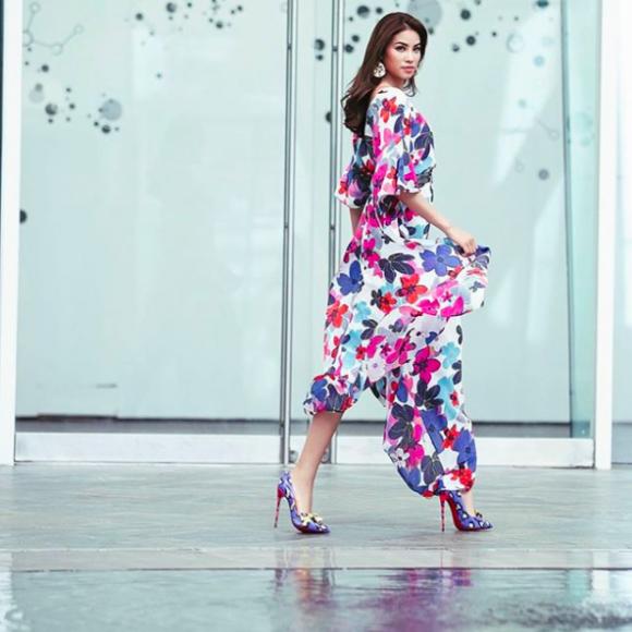 Đến lượt Phạm Hương khoe tủ giày hiệu gần 100 đôi hoành tráng-6