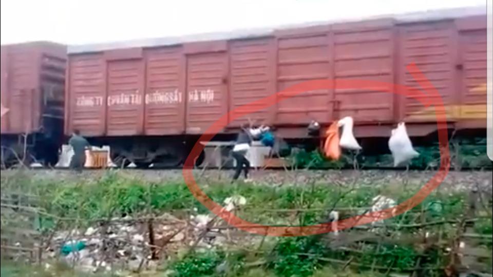 Hành động xấu hổ của người dân khi tàu chạy qua Hà Tĩnh-1