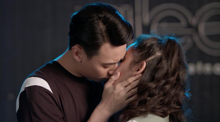 Glee: Chia tay Angela Phương Trinh chưa bao lâu, Rocker Nguyễn đã hôn Cindy V-5