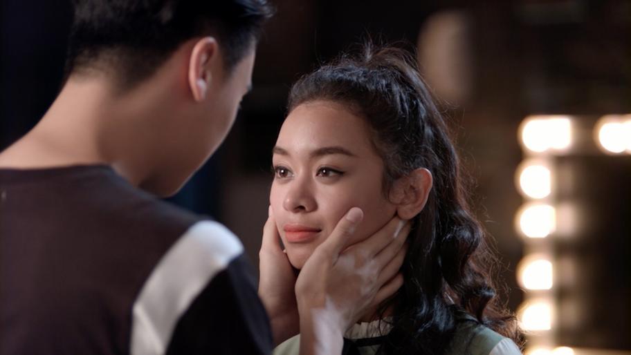 Glee: Chia tay Angela Phương Trinh chưa bao lâu, Rocker Nguyễn đã hôn Cindy V-6