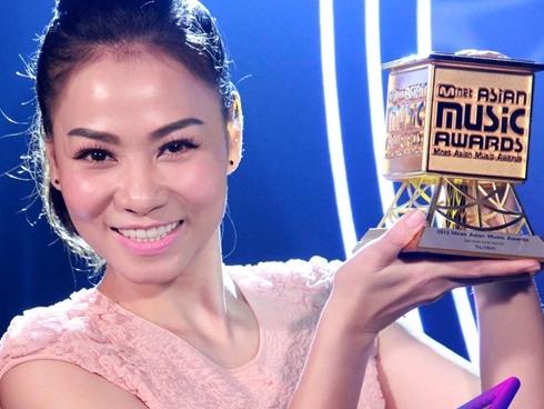 Cư dân mạng khen Thu Minh nói tiếng Anh quá chuẩn khi làm host MAMA-5