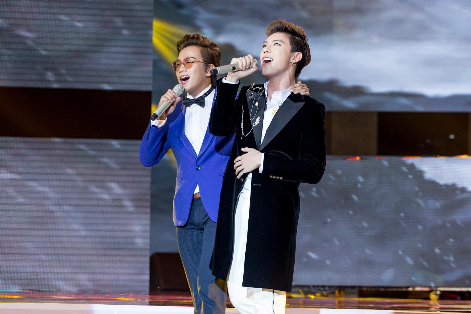 Hòa Minzy gặp sự cố khi đang trình diễn trên sân khấu-2