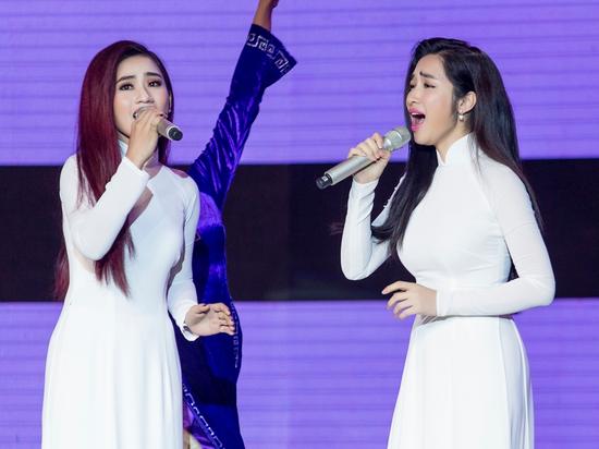 Hòa Minzy gặp sự cố khi đang trình diễn trên sân khấu