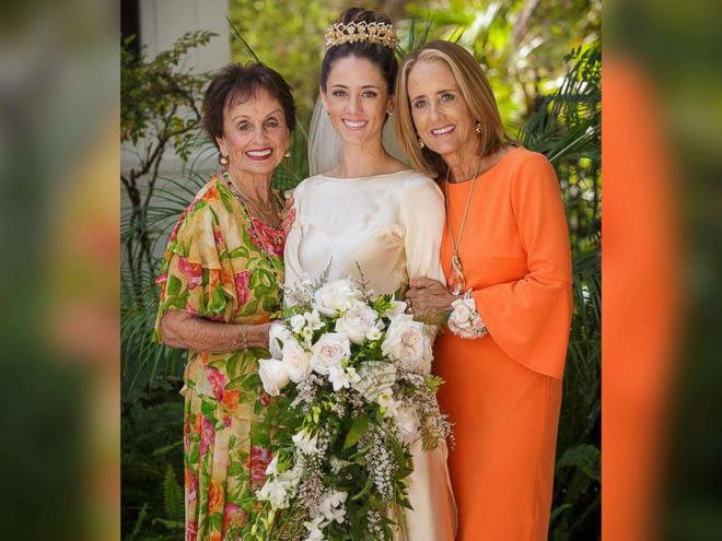 Dù được mặc lại tới 4 lần, nhưng chiếc áo cưới 70 tuổi này luôn khiến các cô dâu hạnh phúc-7