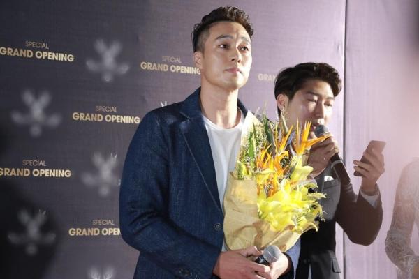 Xấu hổ vì sao Việt chen nhau nhốn nháo, tan tác như chợ vỡ để chụp ảnh cùng So Ji Sub-3