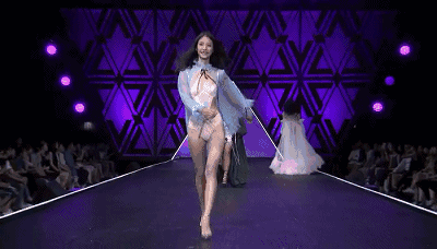 Người mẫu Trung Quốc catwalk như đi chợ tại show Victorias Secret-1