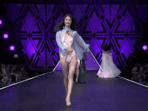Người mẫu Trung Quốc catwalk 'như đi chợ' tại show Victoria's Secret