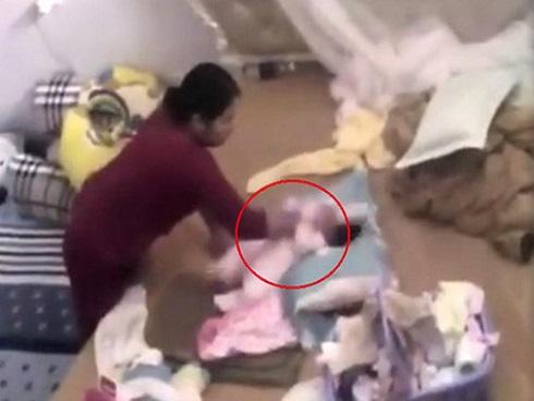 Clip người giữ trẻ liên tục đấm em bé dã man khiến dân mạng phẫn nộ-2