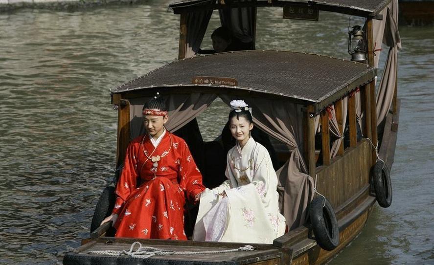 Lỗi sai ngớ ngẩn nhất phim cổ trang: Thời xưa đã có thuốc lá, ô tô và Iphone-7