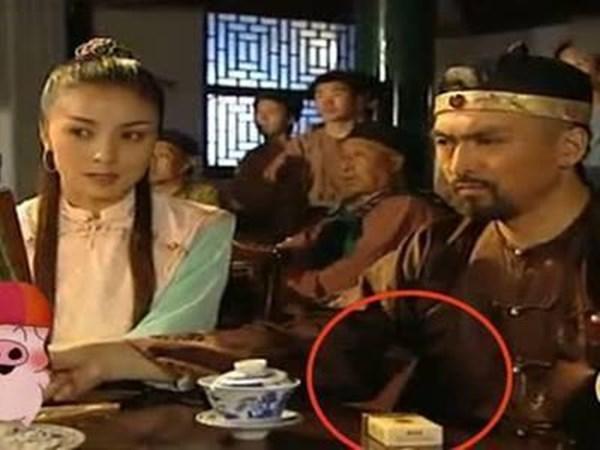 Lỗi sai ngớ ngẩn nhất phim cổ trang: Thời xưa đã có thuốc lá, ô tô và Iphone-2