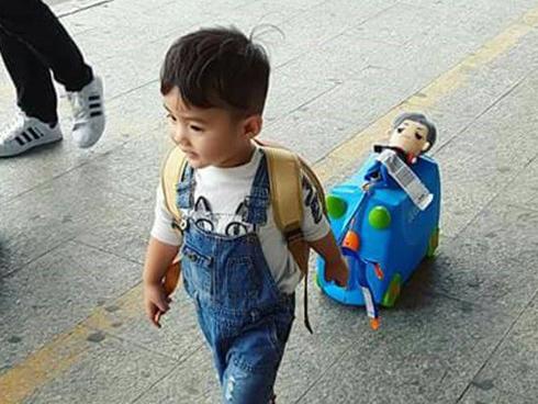 Siêu cấp dễ thương: Sky nhí mang búp bê Sơn Tùng M-TP 'đi khắp thế gian'