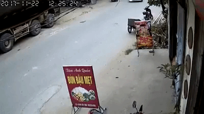 Chồng dạy lái xe, vợ đạp chân ga đâm thẳng vào quán ven đường-1