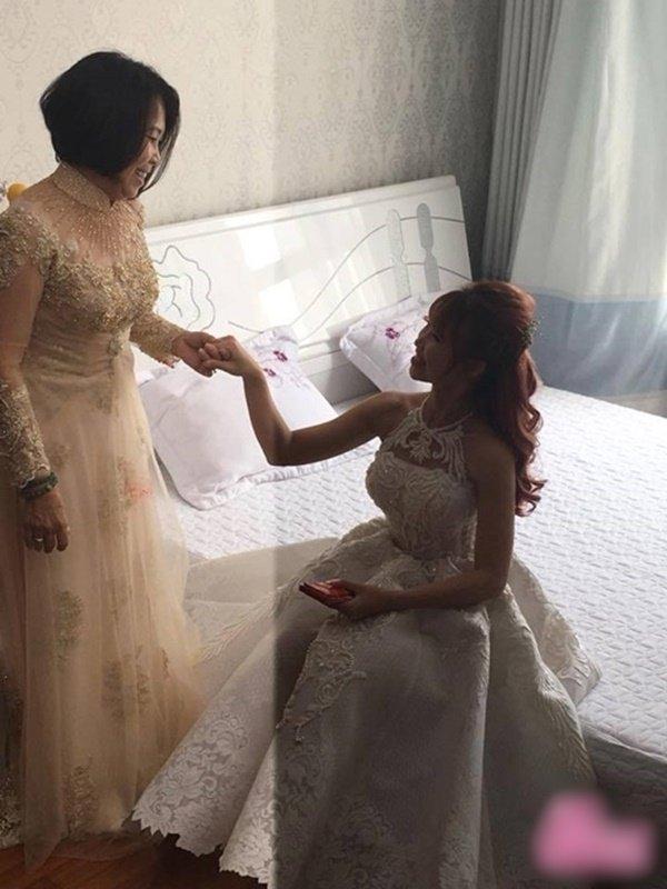 Để hợp với đám cưới siêu motor, Khởi My chọn chiếc váy giản dị thay vì mặc soire lộng lẫy-8