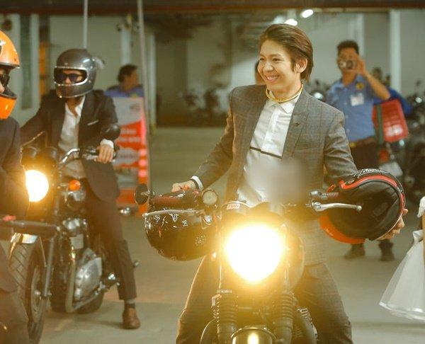 Để hợp với đám cưới siêu motor, Khởi My chọn chiếc váy giản dị thay vì mặc soire lộng lẫy-4