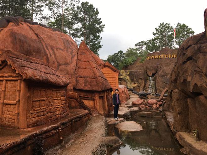 Có một Đà Lạt bỗng chốc thu bé lại chỉ bằng một con đường đất sét-1