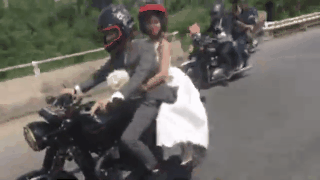 Video: Khởi My cười phớ lớ như được mùa khi Kelvin rước dâu bằng motor khủng trên xa lộ-1