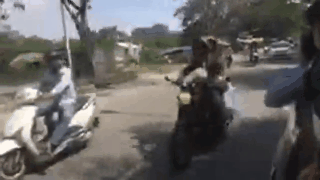 Video: Khởi My cười phớ lớ như được mùa khi Kelvin rước dâu bằng motor khủng trên xa lộ-2